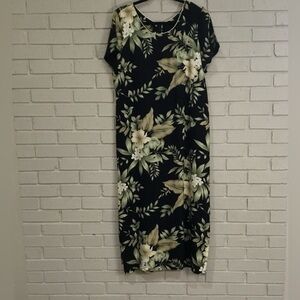 Vintage Hawaiian Long Dress.  It Can  Be Worn For Both Casual or Formal.